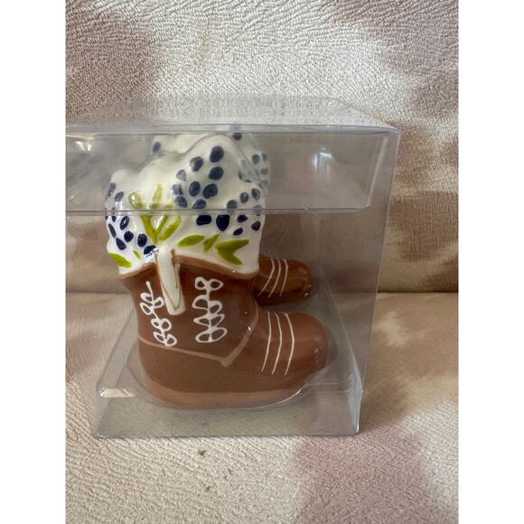 HEB Destination Holiday Bluebonnets & Boots Salt & Pepper Shaker Set NIB - Picture 2 of 3